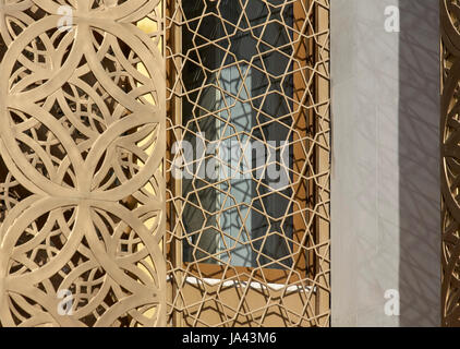 Detail der Gold perforierte gemusterten Metall. Jumaa Moschee, Doha, Vereinigte Arabische Emirate. Architekt: John McAslan & Partner, 2017. Stockfoto