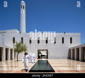 Moschee Innenhof mittag Gebete mit Minarett. Jumaa Moschee, Doha, Vereinigte Arabische Emirate. Architekt: John McAslan & Partner, 2017. Stockfoto