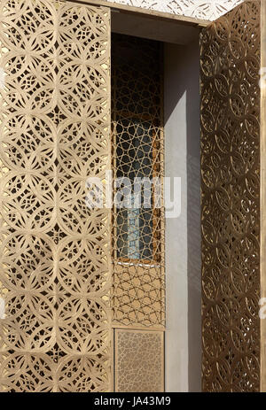 Detail der Gold perforierte gemusterten Metall. Jumaa Moschee, Doha, Vereinigte Arabische Emirate. Architekt: John McAslan & Partner, 2017. Stockfoto