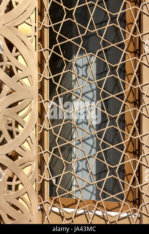 Detail der Gold perforierte gemusterten Metall. Jumaa Moschee, Doha, Vereinigte Arabische Emirate. Architekt: John McAslan & Partner, 2017. Stockfoto