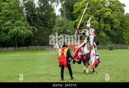 Blick auf eine mittelalterliche Ritter und Pferd in Rüstung und Kostüm für ein Turnier Stockfoto