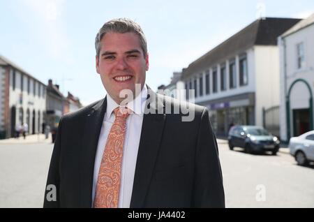 DUP-Kandidat für East Belfast Gavin Robinson in das Parteiprogramm in Antrim starten. Stockfoto