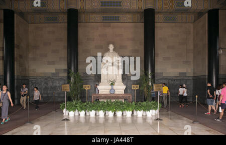 Besucher wandern rund um Statue von Sun Yat Sen in seinem Mausoleum, Nanjing / China Stockfoto