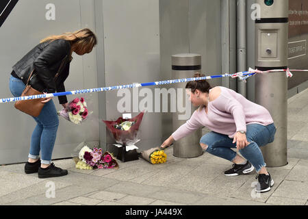 Mitglieder der Öffentlichkeit legen Blumen auf St. Thomas Street, London, in der Nähe von der Szene der letzten Nacht terroristischen Anschlags im Borough Market. Stockfoto