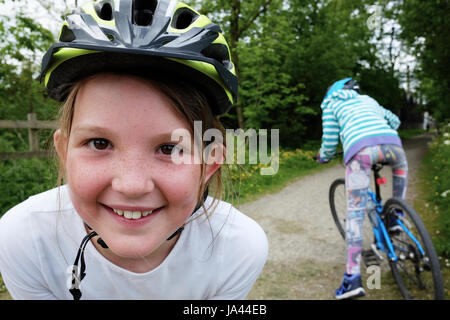 Zwei Mädchen, Radfahren auf dem Tissington und High Peak Trail in den Peak District, Großbritannien. Stockfoto