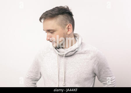 junger Mann schaut schuldbewusst. Depression und ein Gefühl der Einsamkeit Stockfoto