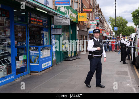 Polizeiliche Tätigkeit außerhalb einer Immobilie auf Barking Road in East Ham, East London, gab es einen schweren Polizei-Präsenz nach gestern Abend terroristischen Anschlags an der London Bridge. Stockfoto