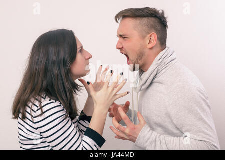 Junges Paar Liebhaber streiten. Mann und Frau einander emotional anzuschreien Stockfoto