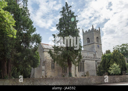 St. Mary & St. Edburga Kirche in Oxfordshire Dorf Stratton Audley in England. Die Kirche ist mit einem Turm mittelalterlich. Stockfoto