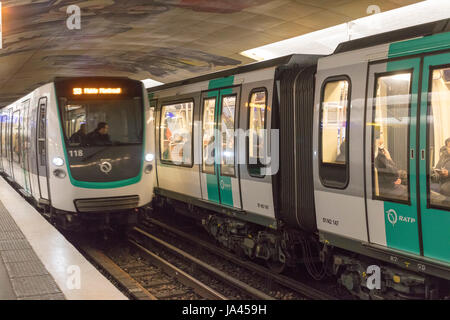 Pendler auf der Chaussee d ' Antin La Fayette u-Bahn-Station, Paris, Frankreich Stockfoto