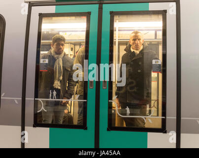 Pendler auf der Chaussee d ' Antin La Fayette u-Bahn-Station, Paris, Frankreich Stockfoto