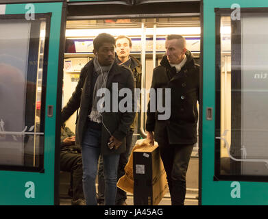 Pendler auf der Chaussee d ' Antin La Fayette u-Bahn-Station, Paris, Frankreich Stockfoto