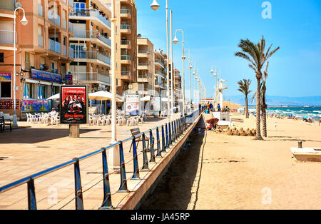 Guardamar del Segura, Spanien - 26. Mai 2017: Blick auf die Promenade und sandigen Strand von Guardamar del Segura. Costa Blanca, Spanien Stockfoto