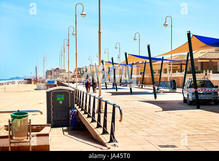 Guardamar del Segura, Spanien - 26. Mai 2017: Blick auf die Promenade und sandigen Strand von Guardamar del Segura. Costa Blanca, Spanien Stockfoto