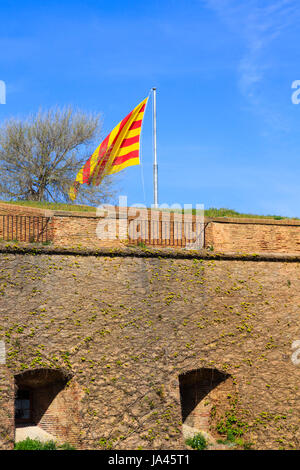 Kastelkatalanische Flagge auf der Bastion von Velasco, Castell de Montjuic, Barcelona, Catalunya, Spanien Stockfoto