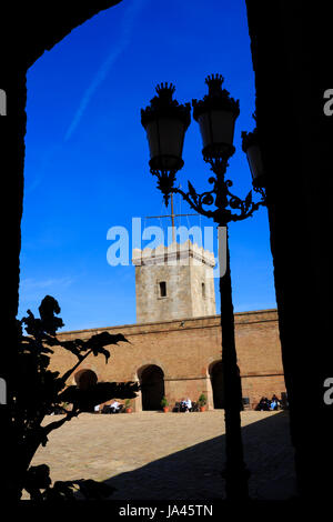 Exerzierplatz und Wachturm, Castell de Montjuic, Barcelona, Katalonien, Spanien Stockfoto