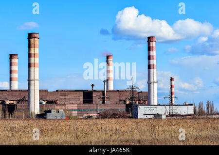 Verschmutzung der atmosphärischen Luft aus den Schornsteinen der Pflanzen. Stockfoto