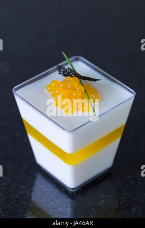 Molekulare Küche Speisen im Buffet Plastikgeschirr Stockfoto