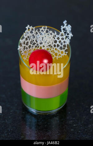 Molekulare Küche Speisen im Buffet Plastikgeschirr Stockfoto