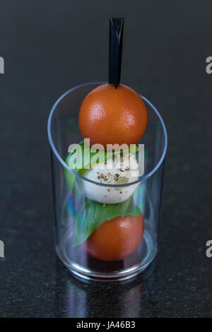 Molekulare Küche Speisen im Buffet Plastikgeschirr Stockfoto