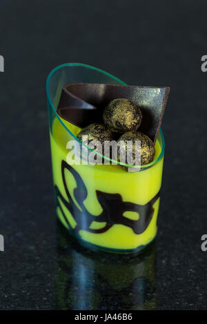 Molekulare Küche Speisen im Buffet Plastikgeschirr Stockfoto