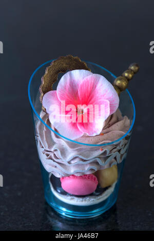 Molekulare Küche Speisen im Buffet Plastikgeschirr Stockfoto