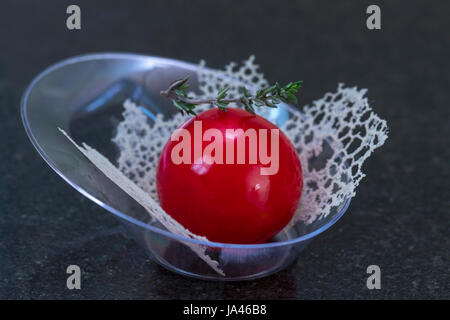 Molekulare Küche Speisen im Buffet Plastikgeschirr Stockfoto