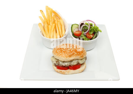 Cheeseburger mit Salat und Pommes frites in Förmchen auf einer quadratischen Platte isoliert gegen weiß Stockfoto