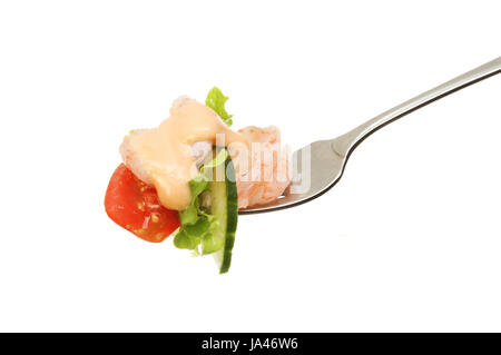 Geschälte Garnelen, Salat und Meeresfrüchte Sauce auf einer Gabel isoliert gegen weiß Stockfoto