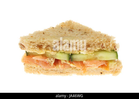 Geräucherter Lachs und Gurke Sandwich mit Getreidespeicher Brot isoliert gegen weiß Stockfoto