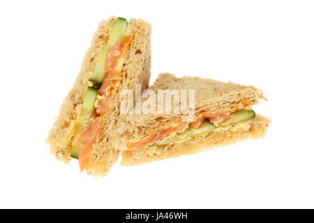 Geräucherter Lachs und Gurke Sandwiches gemacht mit Getreidespeicher Brot isoliert gegen weiß Stockfoto