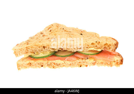 Geräucherter Lachs und Gurke Sandwich auf Getreidespeicher Brot isoliert gegen weiß Stockfoto