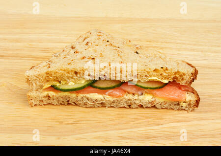 Geräucherter Lachs und Gurke Sandwich auf ein Schneidbrett aus Holz Stockfoto