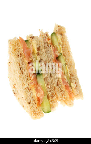 Geräucherter Lachs und Gurke Sandwiches gemacht mit Getreidespeicher Brot isoliert gegen weiß Stockfoto