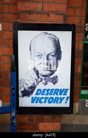 Ein Poster von Winston Churchill am Loughborough Station, Great Central Railway, UK. Stockfoto