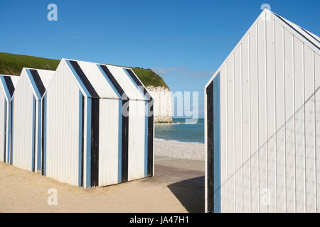 Yport Dorf, Normany, Frankreich. Blick auf den Strand, Flaesie und Strand Hütten Stockfoto