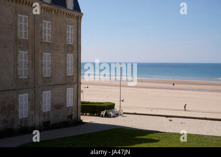 Trouville-sur-Mer, Normandie, Frankreich. Fassade des Gebäudes Hotel Les Roches Noires faicing den Strand Stockfoto