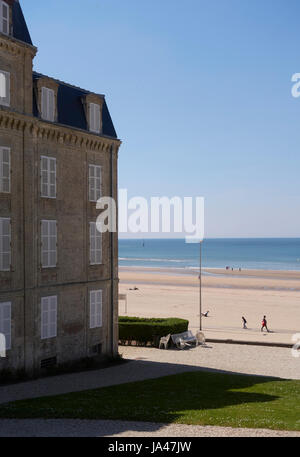 Trouville-sur-Mer, Normandie, Frankreich. Fassade des Gebäudes Hotel Les Roches Noires faicing den Strand Stockfoto