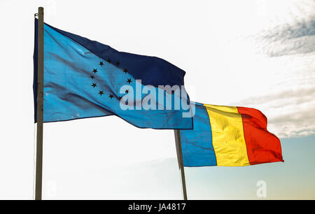 Schalter Licht Foto von EU und Rumänisch nationale Fähnchen im wind Stockfoto