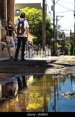Zwei Hipster mit einem Gespräch auf Hintergasse in Lodo Denver Stockfoto