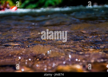 Tosenden Fluss Oberfläche mit Kajak im Hintergrund Stockfoto