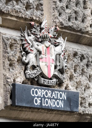 Wappen der Corporation of London auf einem Gebäude in Londons Finanzviertel der Stadt London oder Square Mile bekannt Stockfoto