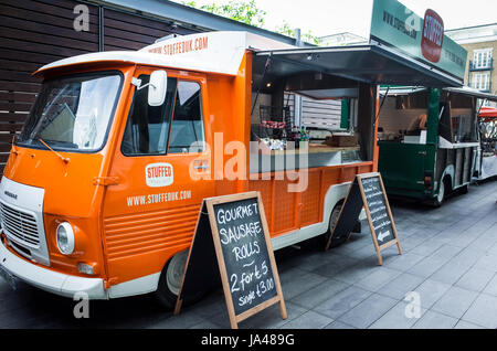 Street Food vans vorbereiten für den mittags-Ansturm der städtischen Angestellten in Spitalfields Market, Central London Stockfoto