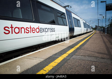 Ein größere Anglia Stansted Express-Zug kommt in Whittlesford Station südlich von Cambridge. Stockfoto