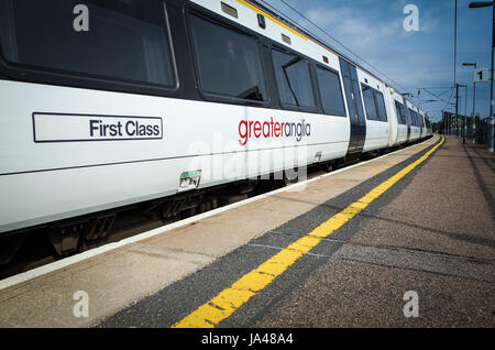 Ein größere Anglia Stansted Express-Zug kommt in Whittlesford Station südlich von Cambridge. Stockfoto