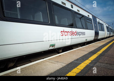 Ein größere Anglia Stansted Express-Zug kommt in Whittlesford Station südlich von Cambridge. Stockfoto