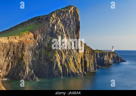 Ein Blick auf Leuchtturm auf den Klippen von landschaftlich Punkt, schroffe und felsige Küste auf der westlichen Seite Isle Of Skye. Wahrzeichen in der Nähe von Glendale, Insel Skye Stockfoto