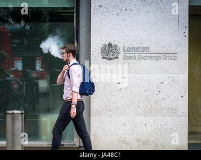 London Stock Exchange LSE-ein Stadtarbeiter ausatmet Dampf beim Führen der London Stock Exchange Büros in der City von London, Großbritannien Stockfoto