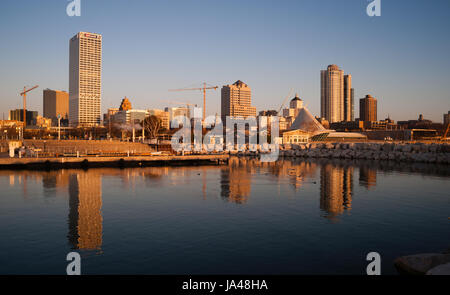 MILWAUKEE, WISCONSIN/USA – APRIL 1: Die meisten Städte Bewohner schlafen, wie die Sonne am Zentrum von Wasser auf 01.04.2017 in Milwa aufgeht Stockfoto