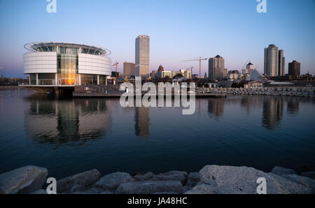 MILWAUKEE, WISCONSIN/USA – APRIL 1: Die meisten Städte Bewohner schlafen, wie die Sonne am Zentrum von Wasser auf 01.04.2017 in Milwa aufgeht Stockfoto